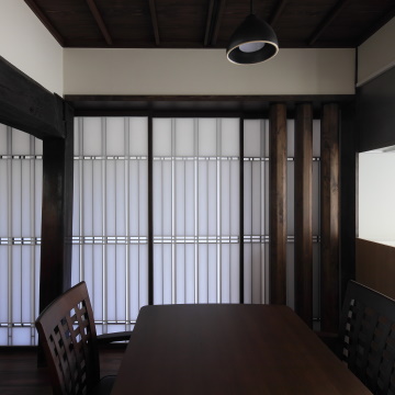 居間との間の紙障子を閉じた食堂の様子です　柱の傾きが見て取れます　右側が台所です